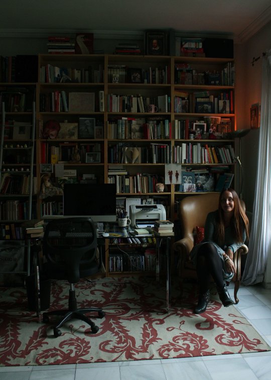 Silvia Herreros en una habitación llena de libros
