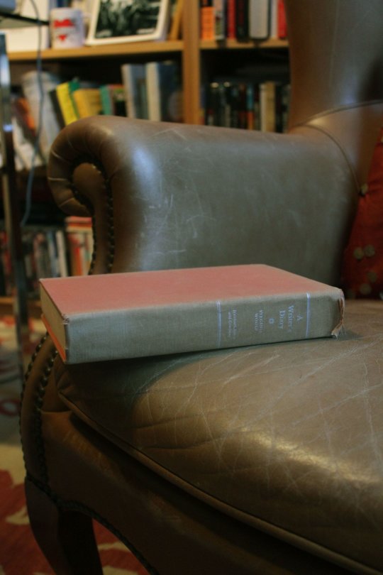 Libro sobre un sillón de Virginia Woolf