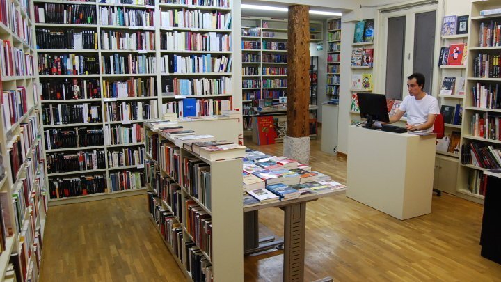 Interior de la librería Pasajes