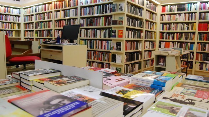 Libros en el interior de la librería Pasajes