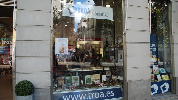 Entrada de la librería TROA Neblí en Madrid