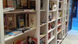 Estanterías en el interior de la librería Nakama lib