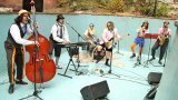 Músicos tocando dentro de una piscina vacía en la librería Qué Leo