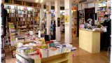 Estantes con libros en la librería Victor Jara