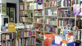 Estantes de libros en el interior de la librería Victor Jara
