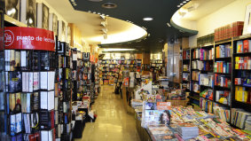 Interior de la librería Couceiro
