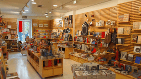 Interior de la librería Fundación Mapfre