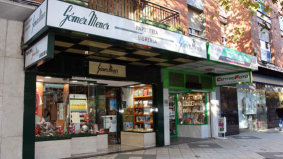 Entrada librería Papelería Gómez Menor Hermanas