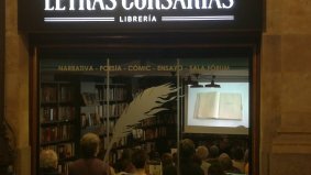 Exterior de la librería Letras Corsarias