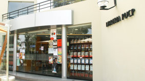 Exterior de la librería Perú Universidad