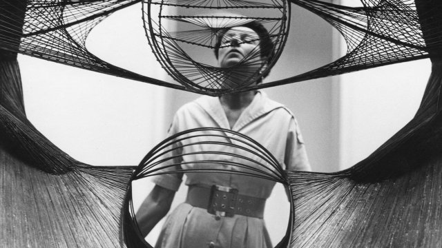 Peggy Guggenheim interactuando con una obra de arte