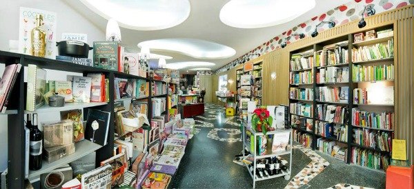 Interior de la librería Apunto