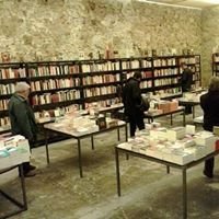 Personas leyendo en el interior de la librería Calders