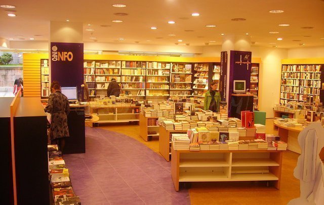 Interior de la librería Cervantes en Oviedo