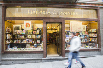 Entrada a la librería cervantes en segovia