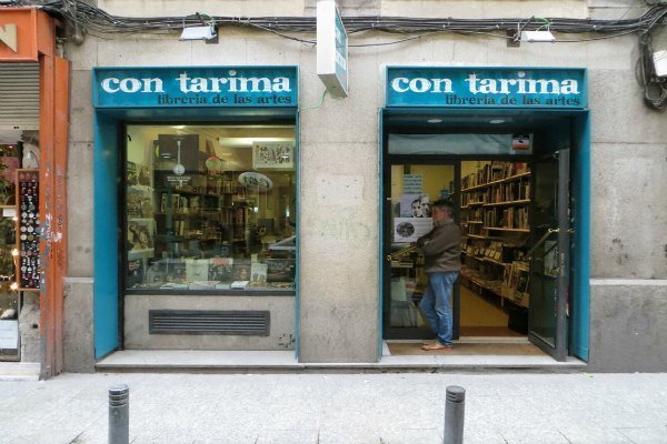 Exterior de la librería Con Tarima