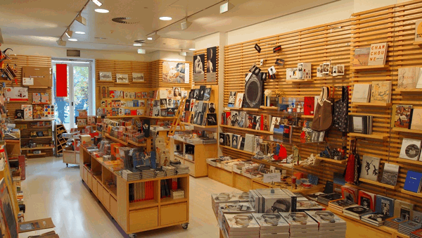 Interior de la librería Fundación Mapfre