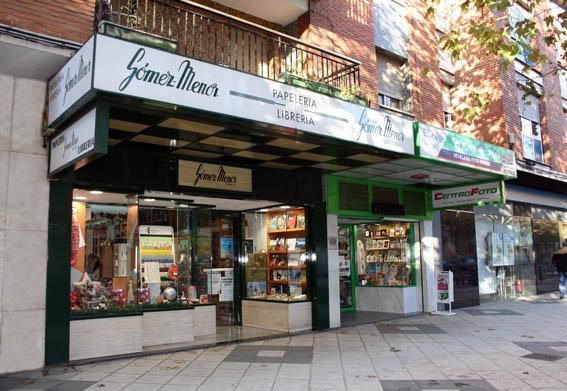 Entrada librería Papelería Gómez Menor Hermanas