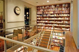 Interior de la librería LAIE