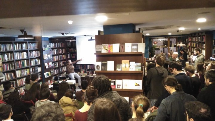 Ponencia en el interior de la librería Letras Corsarias