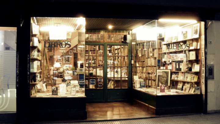 Entrada a la Librería Alberto Casares