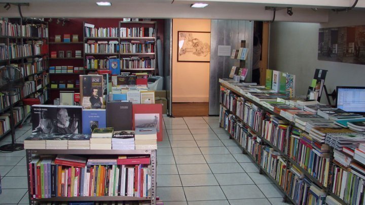 Interior librería Metales Pesados