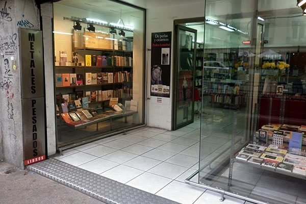 Entrada a la librería Metales Pesados en Santiago de Chile
