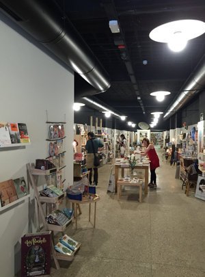 Interior de la librería Moito Conto