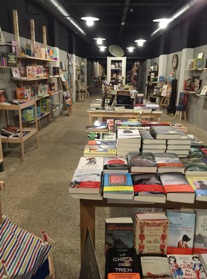 Libros en el interior de la librería Moito Conto