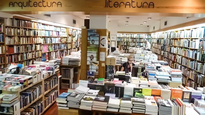 Interior de la librería Naos