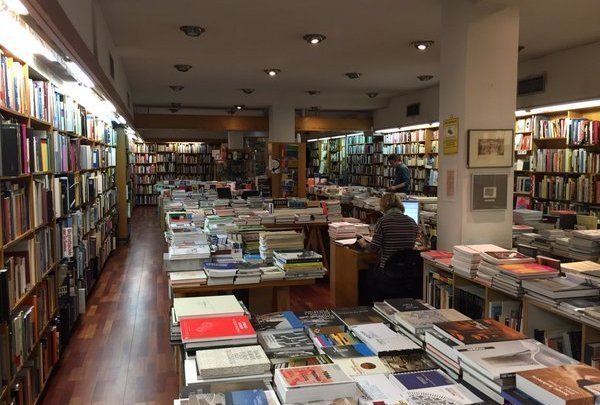 Libros en el interior de la librería Naos