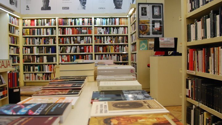 Detalle del interior de la librería Pasajes