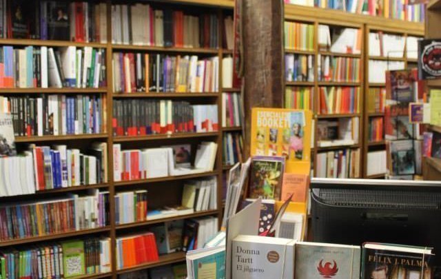 Libros en el interior de la librería Punto y Línea
