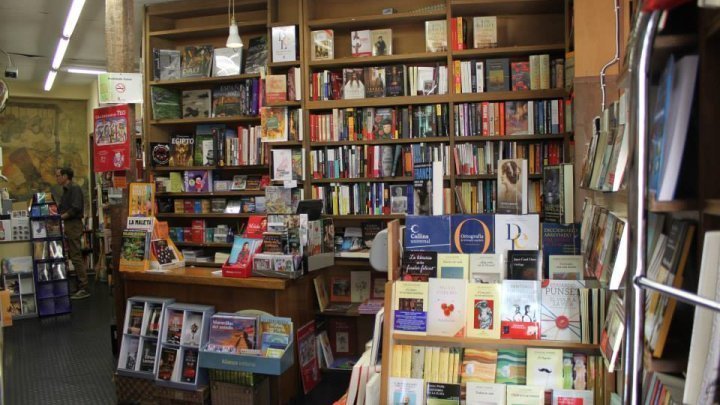 Interior de la librería Punto y Línea