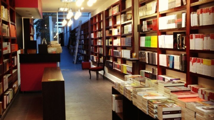 Interior de la librería Qué leo