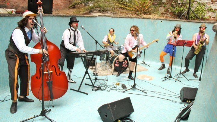 Músicos tocando dentro de una piscina vacía en la librería Qué Leo