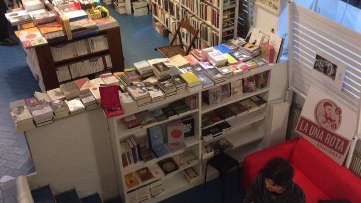 Foto en picado del interior de la librería Rafael Alberti