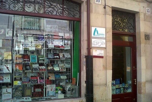 Exterior de la librería victor jara