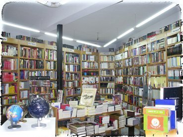 interior de la librería victor jara