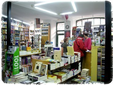 Librería victor jara por dentro