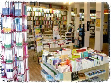 interior de la librería victor jara