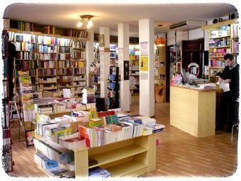 Estantes con libros en la librería Victor Jara