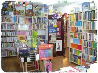 Libros en la librería Victor Jara