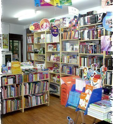 Estantes de libros en el interior de la librería Victor Jara