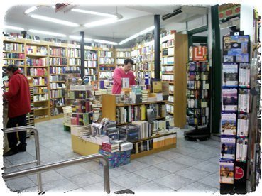 Clientes en el interior de la librería Victor Jara