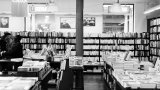 Clientes en librería La Central