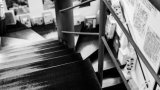 Escaleras de la librería La central en blanco y negro