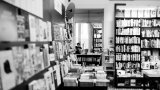 Imagen Blanco y Negro interior de la librería La Central