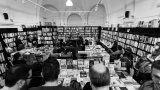 Interior de la librería La Central del Raval