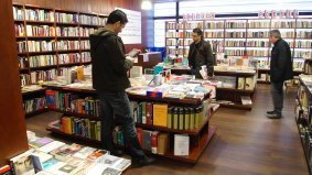 Interior de la librería MNCARS Narrativa